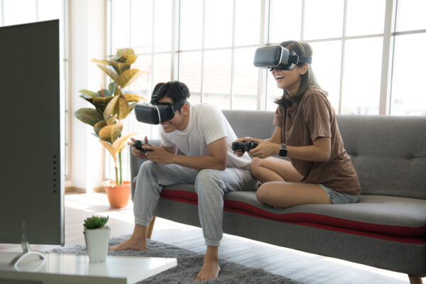 pareja gamer jugando en realidad virtual