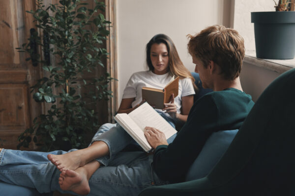 pareja leyendo juntas