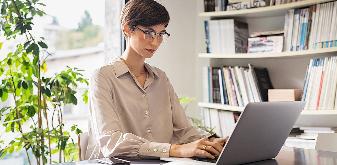 mujer empoderada con laptop