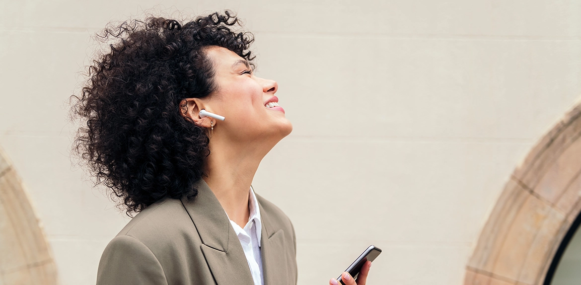 mujer empresaria escuchando música